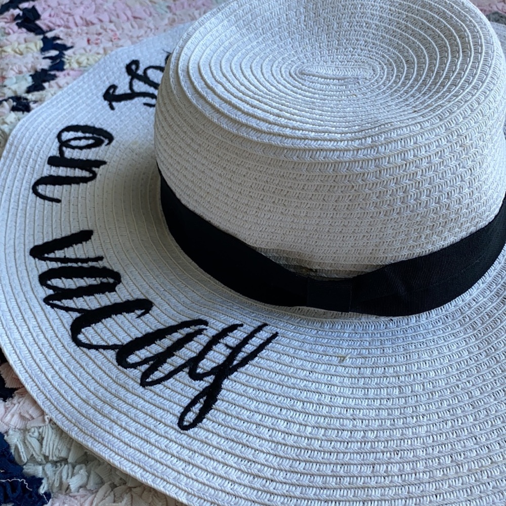 Beach hat - Picture 3 of 3